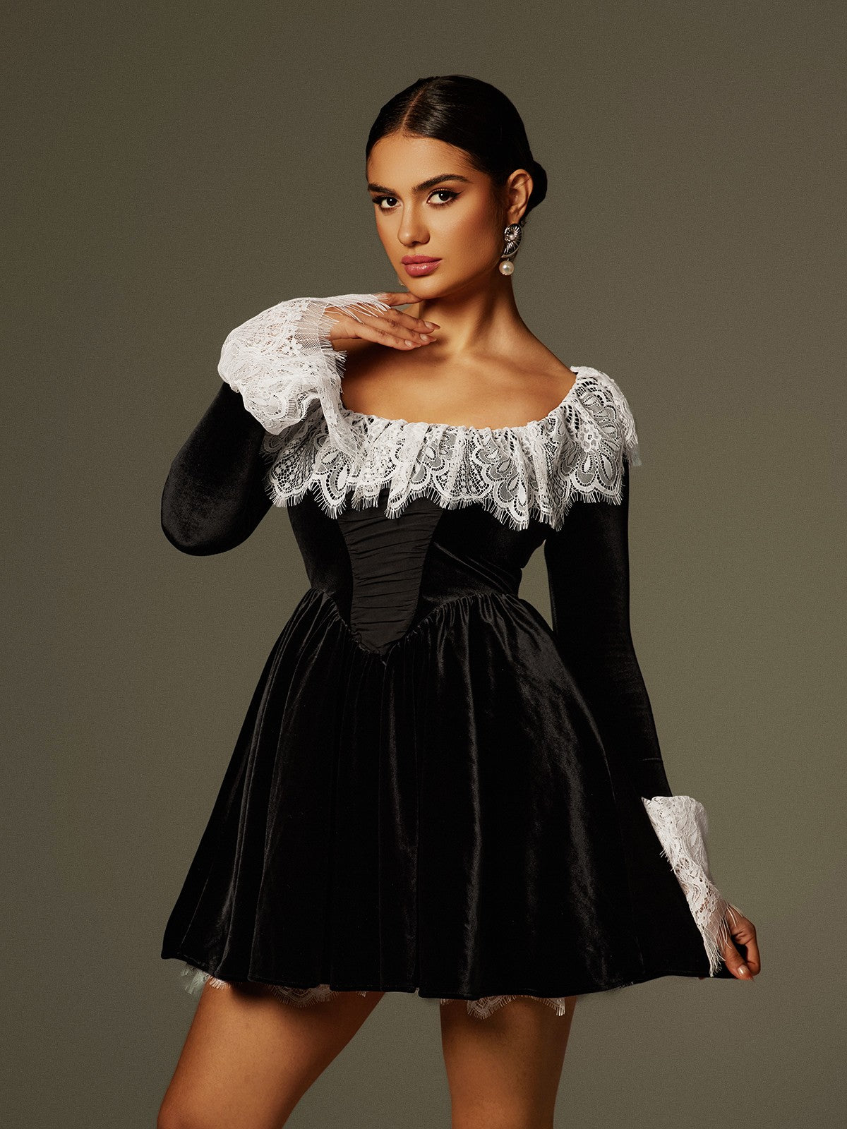 ワンピース Embroidered Velvet Plunge Mini Dress Embroidered Velvet Plunge Mini Dress